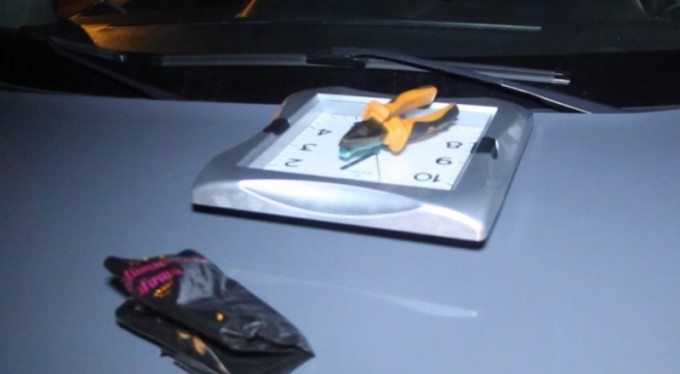 İmamla inatlaşan hırsız o saati çaldı