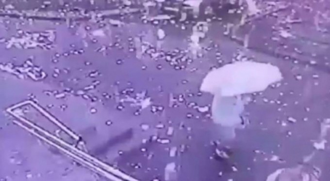 Rusya'da yıldırımın düştü, kıvılcımların arasında kaldılar