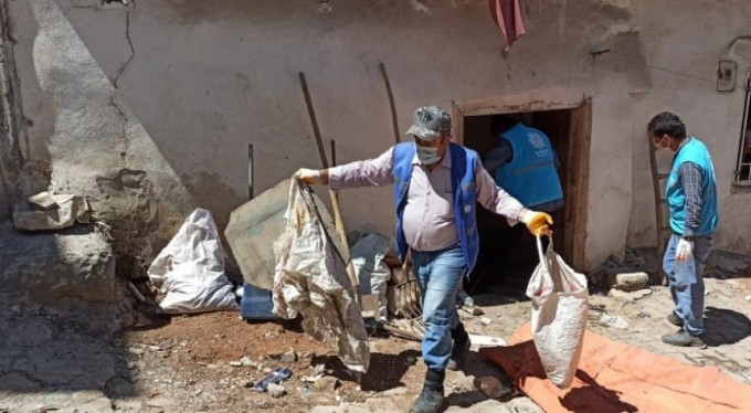 Çöp evden 7 kamyon çöp çıktı