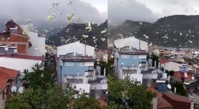 Fırtına nedeniyle bir evin çatısı uçtu..O anlar kamerada