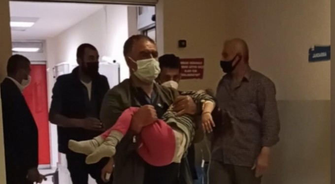 Sokakta buldukları ilaçları içen ikizler hastanelik oldu