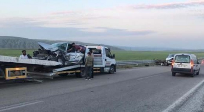 Lastiği patlayan kamyonet karşı şeride geçti: 5 yaralı