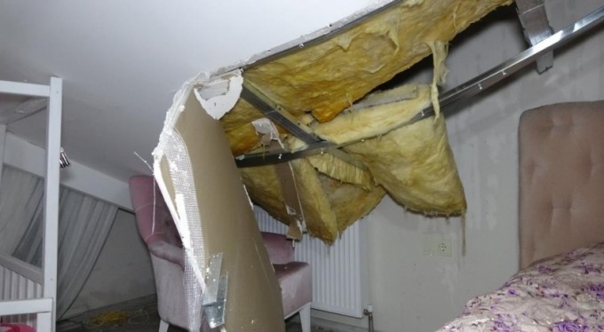 Sağanak ve fırtınadan lüks sitenin çatısı çöktü