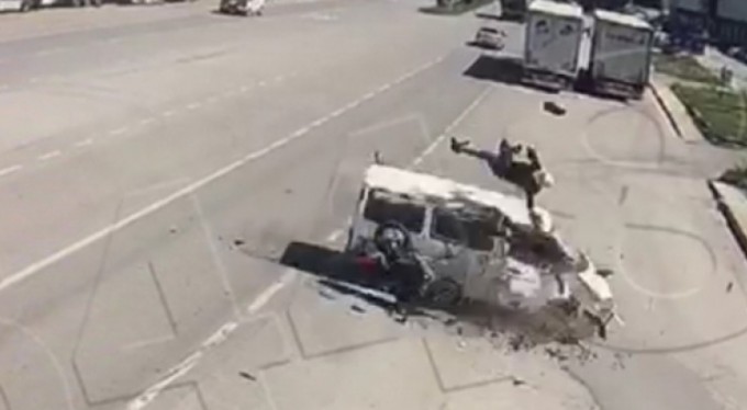 Feci kaza kamerada: Motosikletten fırlayıp minibüsün üstüne düştü