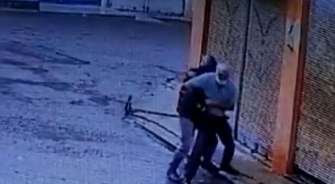 Evine giderken gasp edildi! o anlar kameraya yansıdı