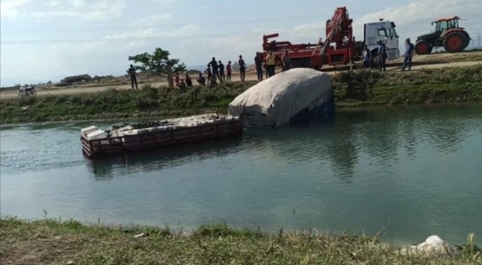 Tarım işçilerini taşıyan traktör kanala düştü: 11 yaralı