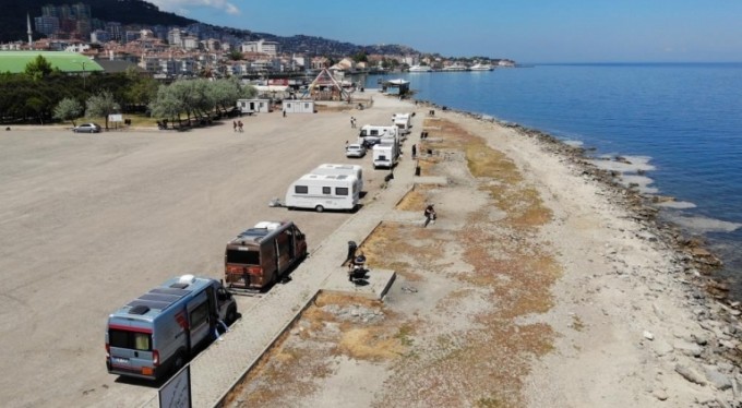 Milyonluk manzaralı evlerde bedava oturuyorlar