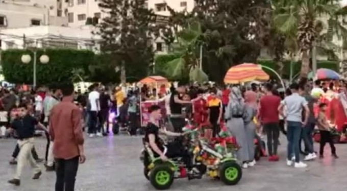 Gazze'de ateşkes sonrası çocuklar eğlence için meydanlara koştu