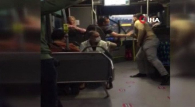 Metrobüste "bacak bacak üzerine attın" kavgası