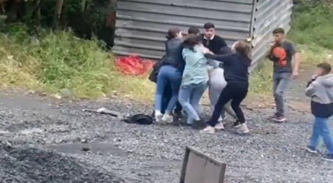 Genç kızların tekme tokat kavgası kamerada