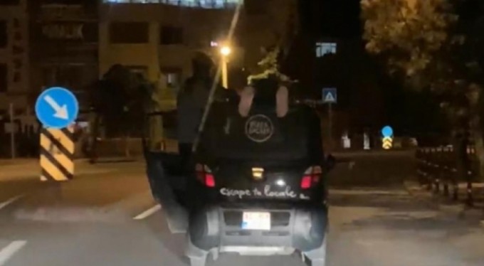 Otomobil üstündeki tehlikeli yolculuğa bin 875 lira ceza