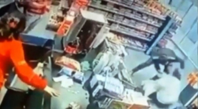 Kadına şiddet uyguladı, kimse kılını kıpırdatmadı