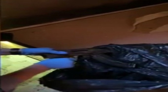 Yatağın altındaki televizyon kutusundan Kaleşnikof çıktı