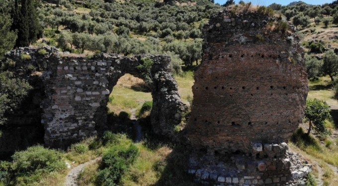 Tarihi kale kalıntıları piknikçilerin istilasına uğruyor