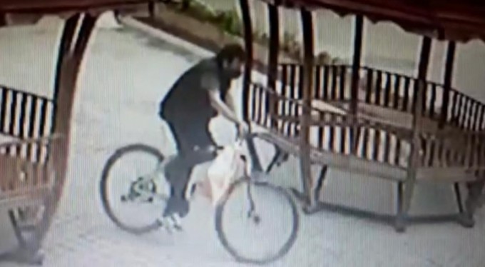 Bursa'da cami avlusundan bisikleti böyle çaldı