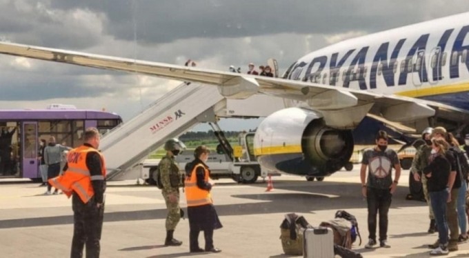 Belarus, muhalif gazeteciyi gözaltına almak için uçağı zorla indirtti