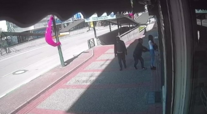 Şehrin göbeğinde genç kızın telefonunu kapıp kaçtı