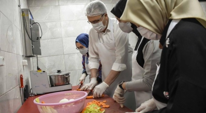 Belediye başkanı ailece mutfağa girdi