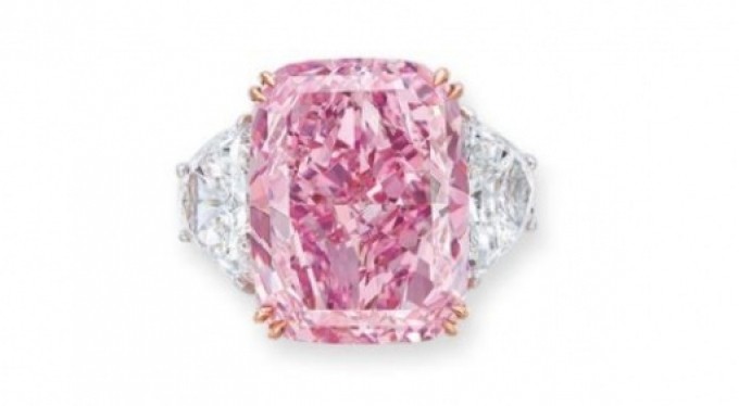 Hong Kong'da pembe-mor elmas 246 milyona satıldı