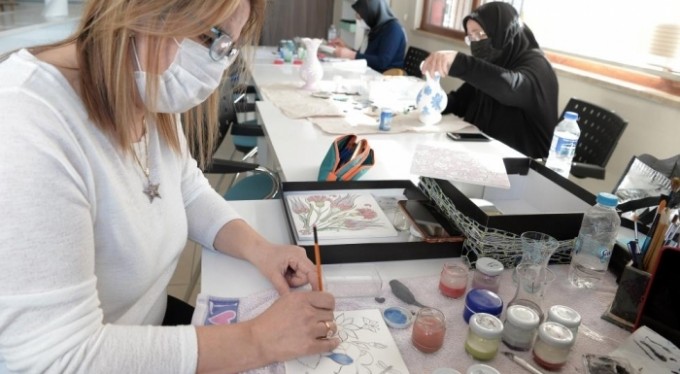 Bursa kadınlardan çini kursuna yoğun ilgi