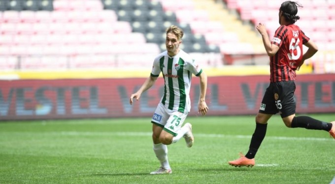 Bursaspor'un 18'lik yıldızı Eren Güler durdurulamıyor