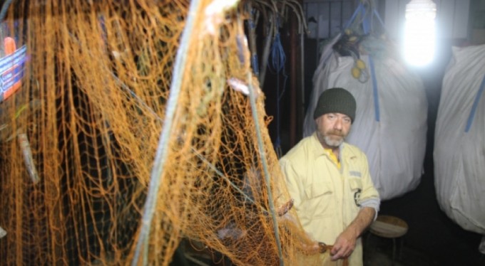 Balıkçılar, balık için denize çıkıp, çöp dolu ağlarla dönüyorlar