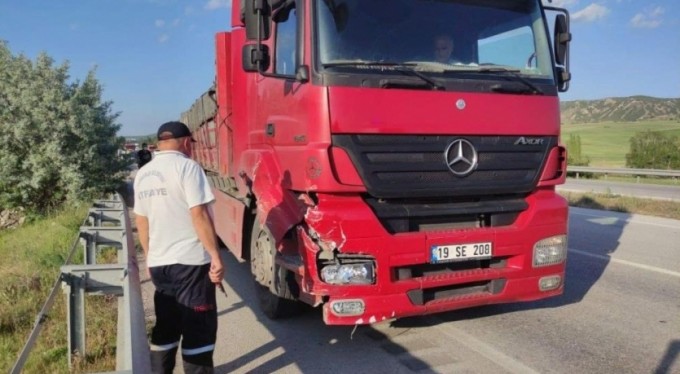 Yakıtı bitince yolda kalan otomobile TIR çarptı: 1 yaralı