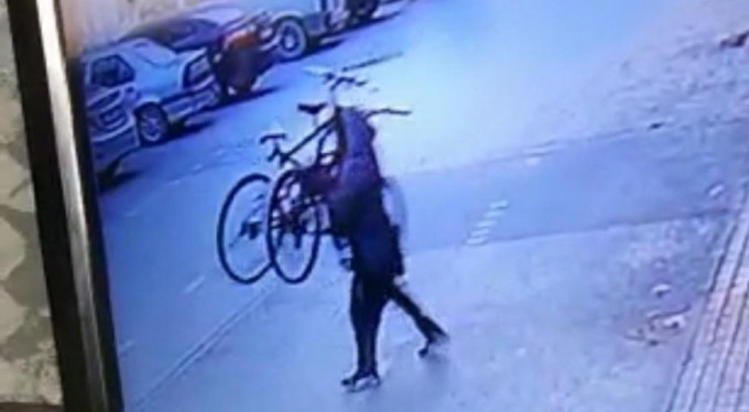 Bursa'da aç gözlü hırsız, 2 bisikleti birden çaldı