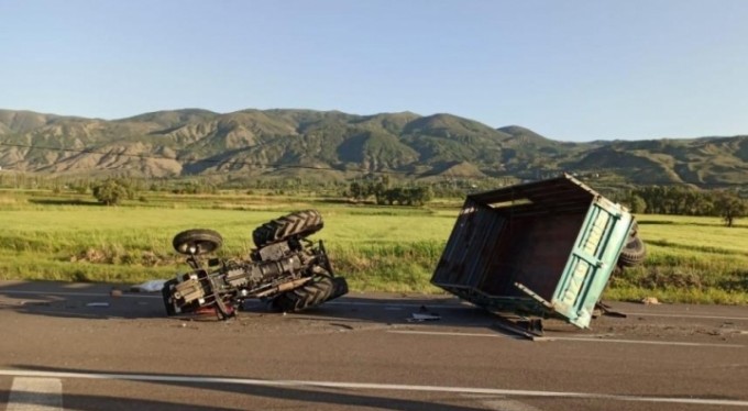Otomobil traktöre arkadan çarptı: 2 ölü 1 yaralı