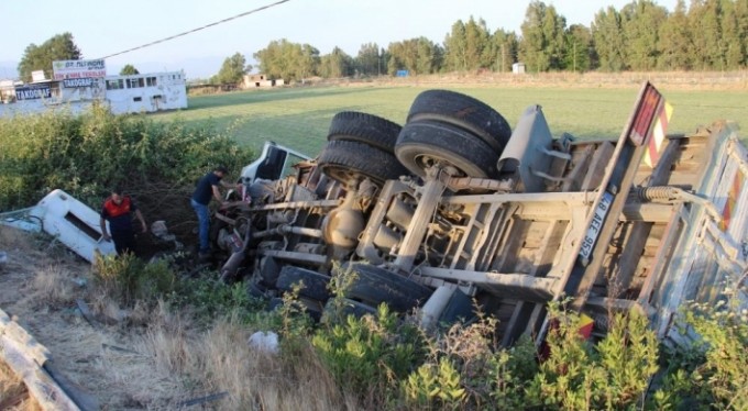 Kamyon şarampole devrildi, sürücü inip  kaçtı