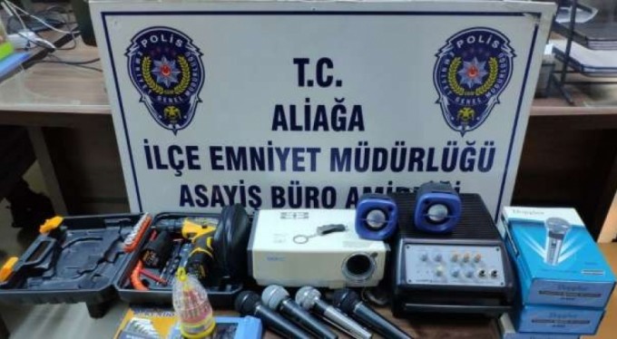 Cemaatle camiye girdi, sonra bulduğunu çaldı