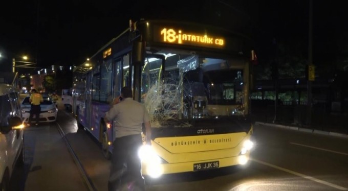 Bursa'da dikkatsiz yayaya otobüsü çarptı, 1 yaralı