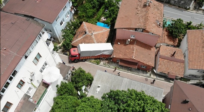 Kamyon dehşeti kamerada: Gecekonduya daldı