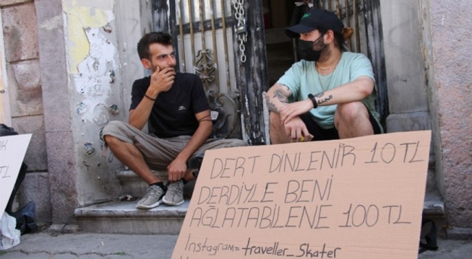 10 liraya dert dinleyen gezgin, kendisini ağlatana 100 lira veriyor