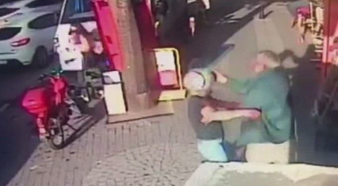 Saldırdığı kişi piknik tüpüyle kafasına vurdu, o anlar kamerada