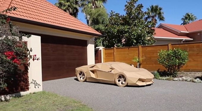 Kartondan yaptığı aracı 90 bin liraya sattı