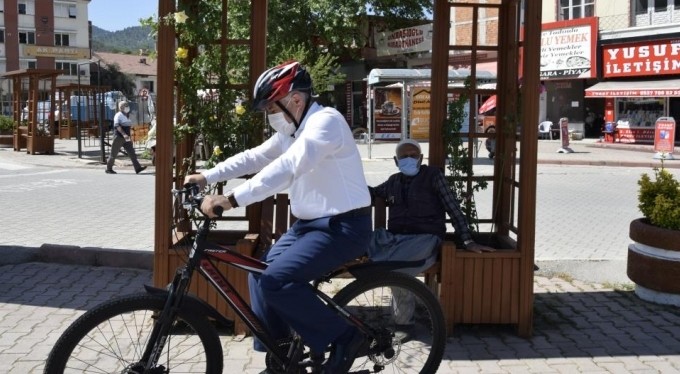 Belediye başkanının makam aracı bisikleti oldu