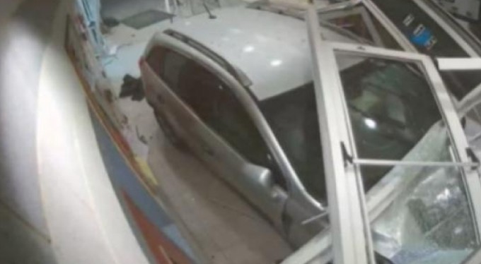 ABD'li sürücü hızını alamadı, karakola daldı