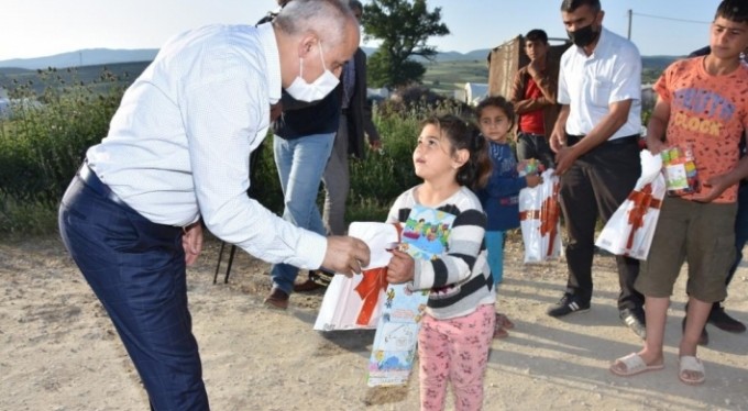 &nbsp;Çadırlarda yaşayan çocukların oyuncak sevinci