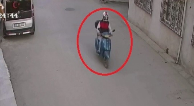 Bursa'daki çekçekli hırsızı montu ele verdi