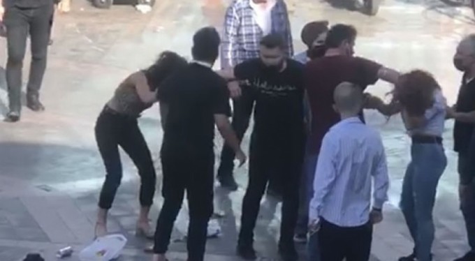 Kızlar kavga etti, erkekler ayırdı