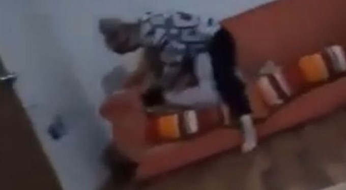 8 yaşındaki kızının ayağına sarılarak af diledi