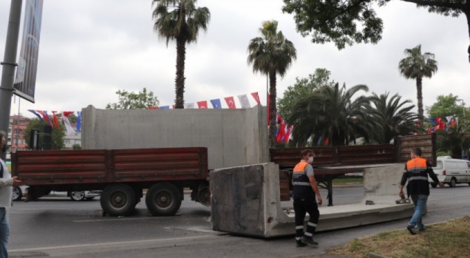 TIR'ın üzerindeki 13 tonluk beton blok yola devrildi