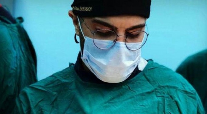 Hastanede kendisini uyaran doktoru bıçakladı