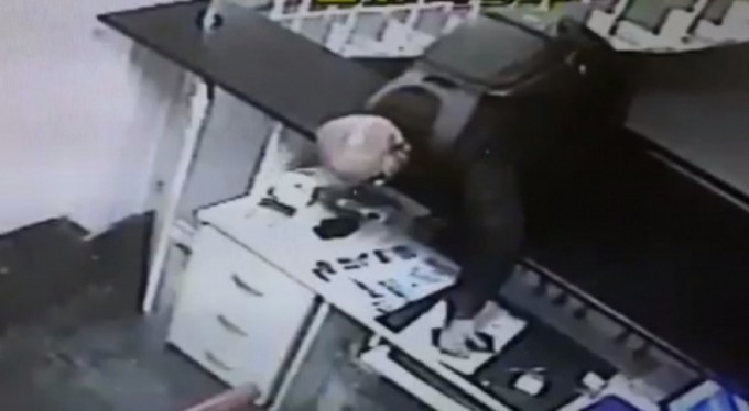 Hotele müşteri gibi geldi, resepsiyondan telefonu çaldı