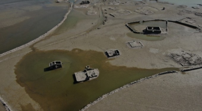 Barajda sular çekildi köy ortaya çıktı