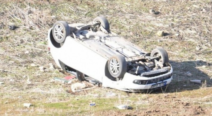 Otomobil şarampole yuvarlandı: 1 ölü, 3 yaralı