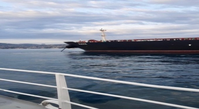 Tanker sahile sürüklendi, Boğaz trafiği durduruldu