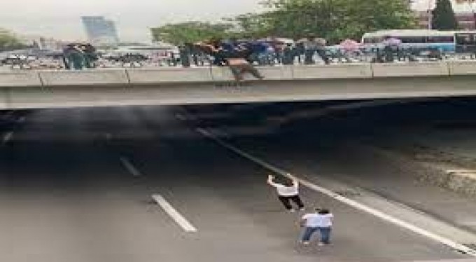 Bursa'da köprüden atlarken son anda tuttular