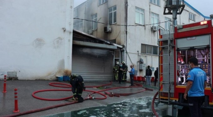 Bursa'da korkutan mobilya fabrikası yangını